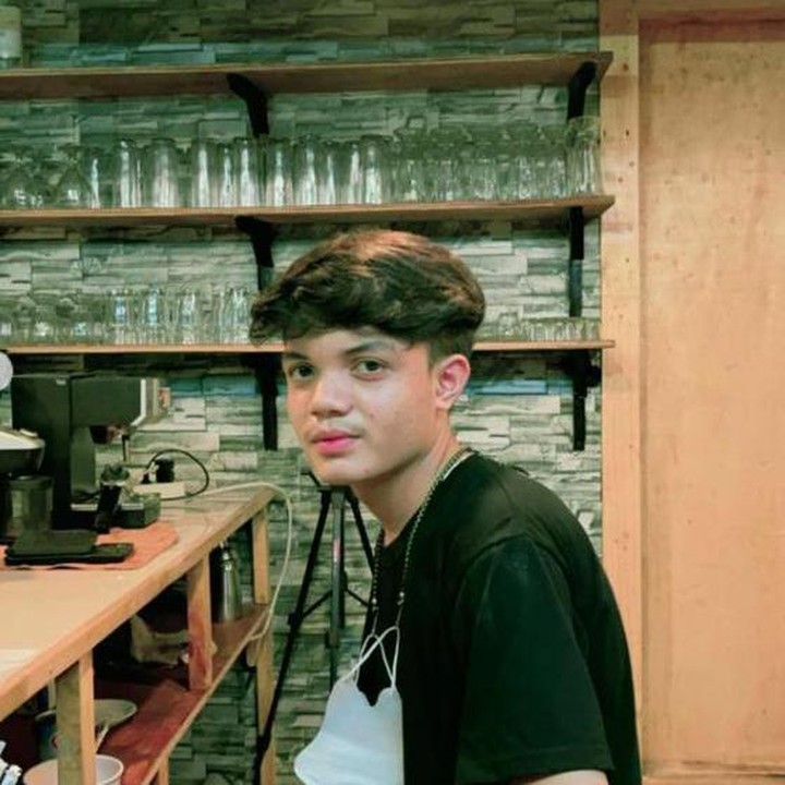 <p>Dengan Adam yang kini aktif di media sosial, tampaknya ia bakal ikuti jejak sang ayah yang terjun di dunia hiburan. (Foto: Instagram @adammysh_)</p>