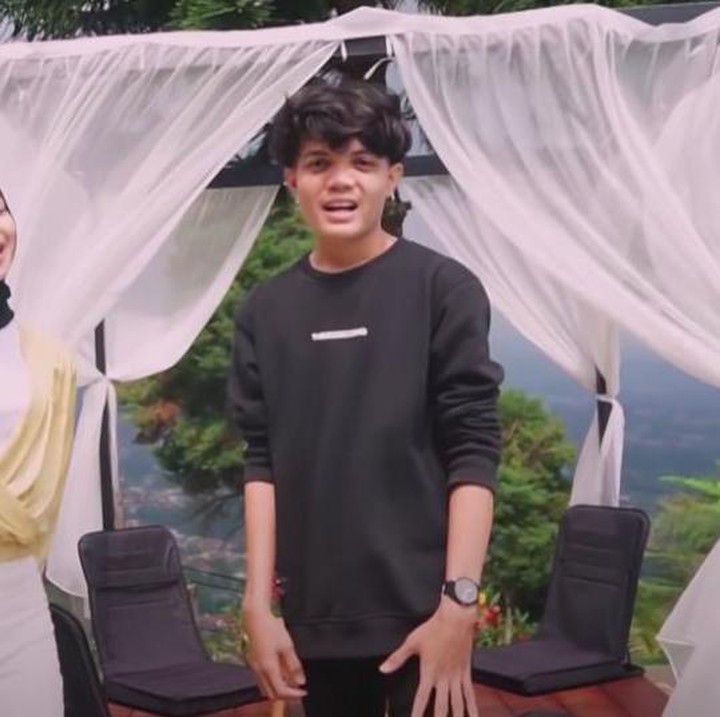 <p>Adam Mayansyah juga diketahui memiliki kekasih. Saking dekatnya dengan keluarga, Ucok Baba sampai memanggil kekasih Adam yang bernama Nabila Putri itu dengan sebutan calon mantu, lho. (Foto: YouTube)</p>