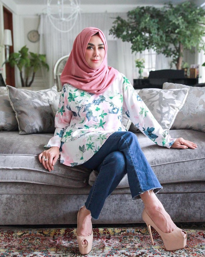 Amy Qanita adalah ibunda Raffi Ahmad yang kini jadi orang tua tunggal Raffi dan kedua adiknya. Suaminya, Munawar Ahmad telah berpulang pada 11 Juli 2006, saat Raffi masih berusia 16 tahun. (Foto keluarga artis Raffi Ahmad/instagram.com/amy_r_qanita)