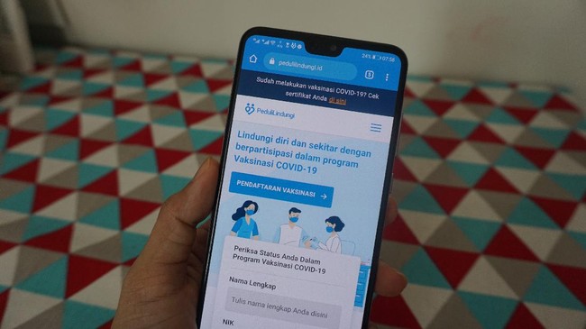 Penumpang diwajibkan menunjukkan sertifikat vaksin sebelum melakukan perjalanan jarak jauh. Berikut cara cek sertifikat vaksin untuk naik pesawat dan kereta.