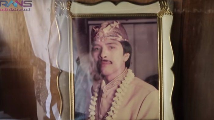 Ayah Raffi, Munawar Ahmad merupakan keturunan orang Pakistan. Kakek Raffi Ahmad bernama Malik Aziz Ahmad Khan merupakan orang Pakistan. Kakek Raffi menikah dengan orang Cianjur (nenek Raffi Ahmad). (Foto keluarga artis/Youtube.com/Rans Entertainment)
