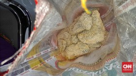 Warga Sidoarjo Dapat Beras Bansos Menggumpal, Kuning, dan Bau