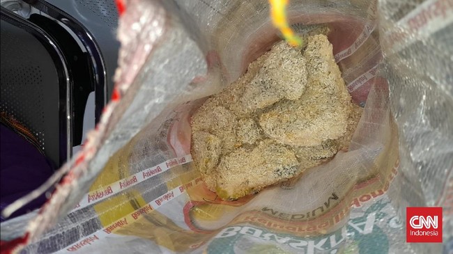 Warga Desa Kedungrejo, Kecamatan Waru, Kabupaten Sidoarjo, mendapat beras bansos tak layak konsumsi karena menggumpal hingga mengeluarkan bau tak sedap.