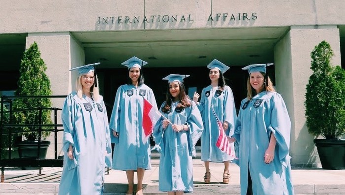 Biasa Didominasi Warna Hitam, Deretan Kampus dari Berbagai Negara Ini Miliki Toga Wisuda yang Unik dan Fashionable