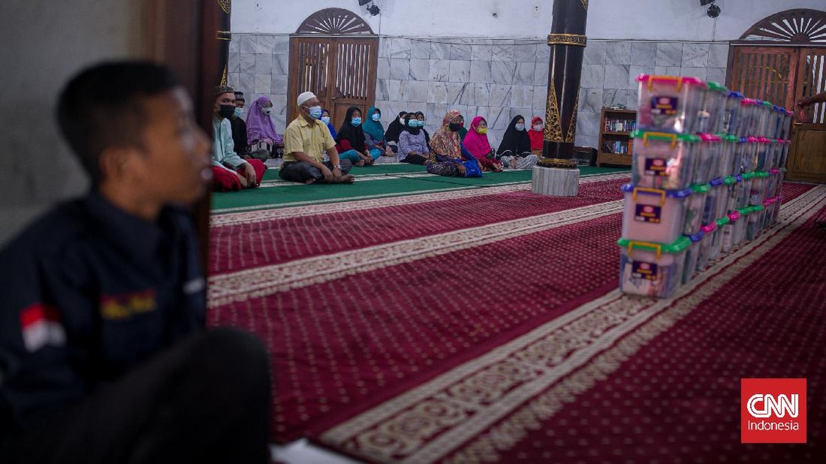 FOTO: Distribusi Paket Sembako Melalui Pengurus Masjid