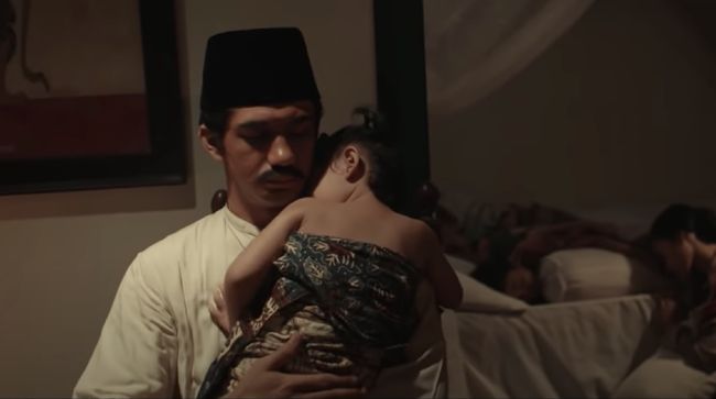 Beberapa pihak menyebut bahwa baiknya film berlatar sejarah tak serta merta dijadikan referensi sejarah. Ada baiknya tak lupa dipandang sebagai sebuah hiburan.