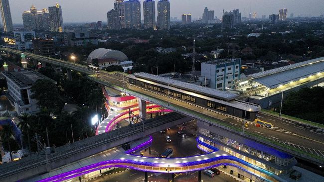 Armada bus Transjakarta datang terlambat akibat banjir. Antrean sempat mengular di Halte CSW.