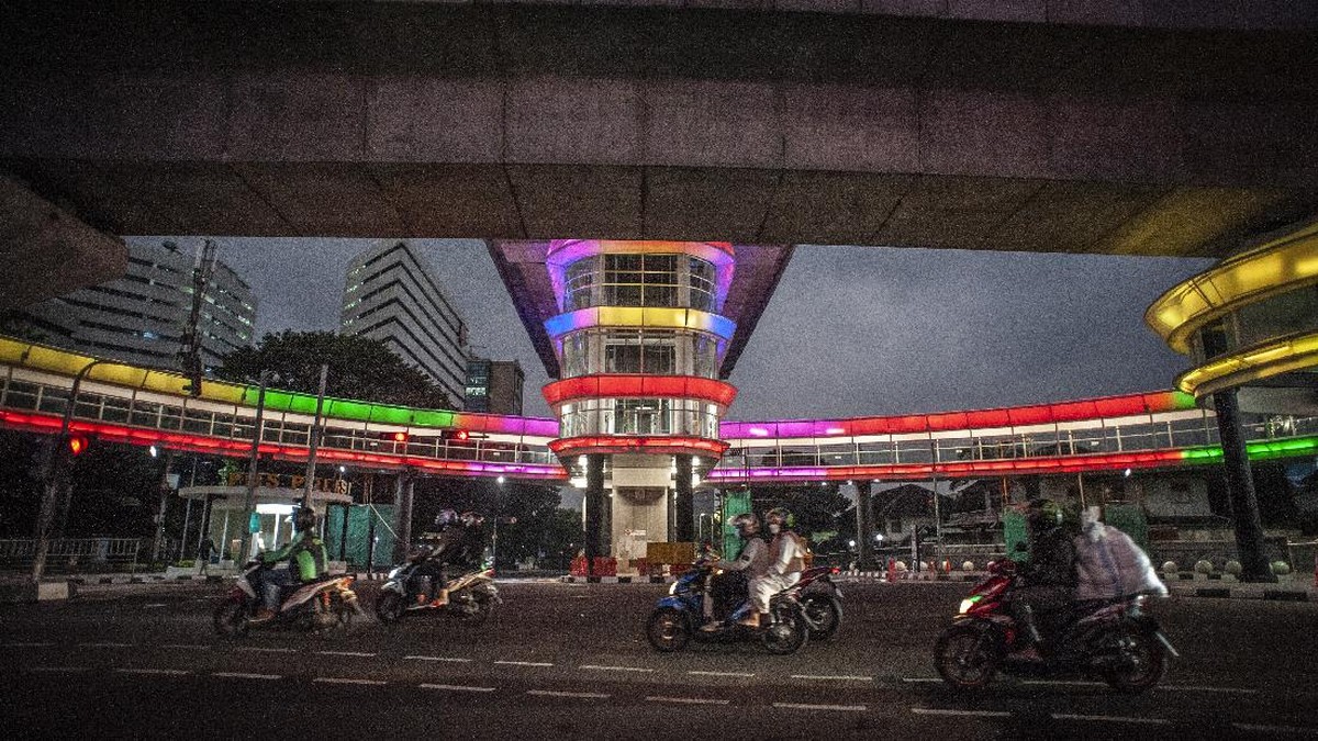 FOTO: Gemerlap Jembatan Layang CSW Jakarta