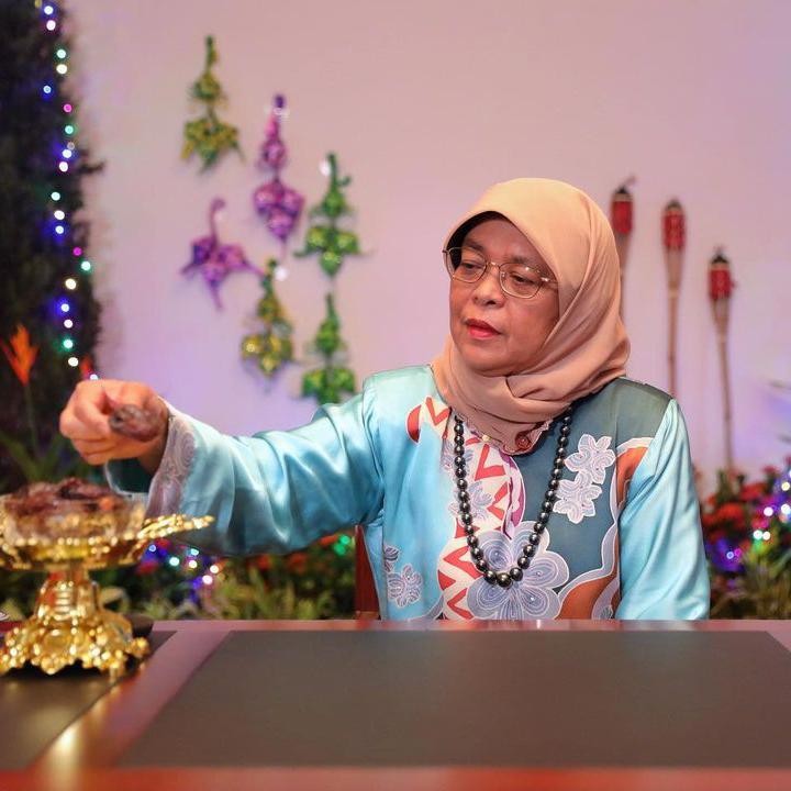 <p>Tak hanya menjadi presiden wanita pertama Singapura, Halimah juga menjadi seorang Muslim pertama yang terpilih karena dianggap lebih layak dibandingkan kandidat lainnya. Keren banget ya, Bunda! (Foto: Instagram: @halimahyacob)</p>