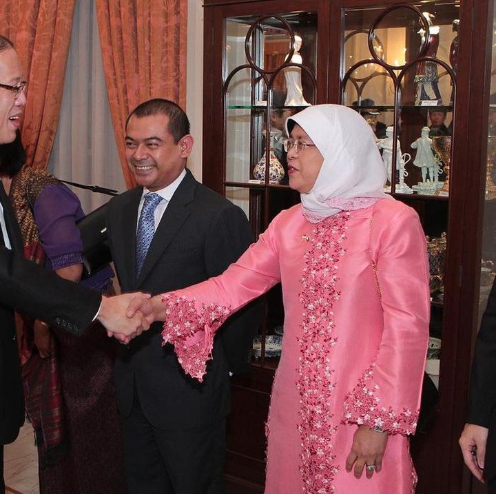 <p>Halimah kecil ternyata kerap bolos sekolah karena harus membantu sang Bunda berjualan nasi padang karena sang Ayah telah meninggal sejak usianya 8 tahun. Ia bahkan menjadi kaum minoritas karena bersekolah di tempat khusus keturunan China. (Foto: Instagram: @halimahyacob)</p>