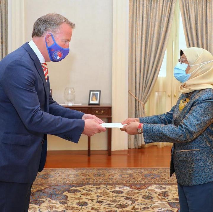 <p>Di tengah masa pandemi, Halimah tetap aktif berinteraksi dan menjalin hubungan baik dengan berbagai negara, Bunda. Ia juga kerap menghadiri acara kenegaraan secara virtual, lho.  (Foto: Instagram: @halimahyacob)</p>