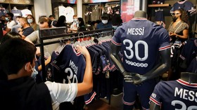 FOTO: Kostum Lionel Messi Laris Diburu Suporter PSG