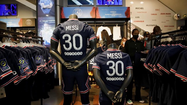 Legenda NBA dan Chicago Bulls, Michael Jordan mendapatkan keuntungan 6 juta euro atau Rp101 miliar dari hasil penjualan jersey Lionel Messi.