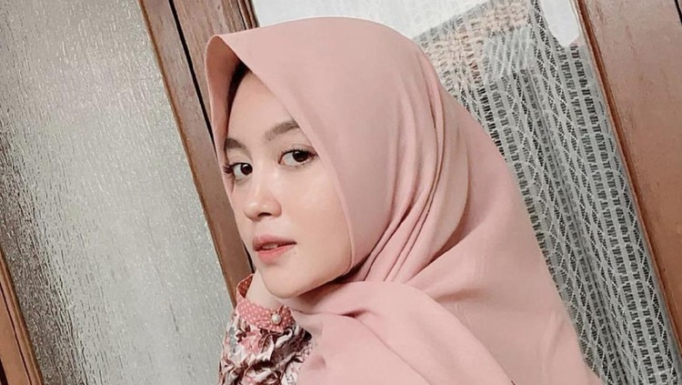 Kisah Nabilah Ayu yang memutuskan berhijab. Kisah Nabilah Ayu yang memutuskan berhijab.