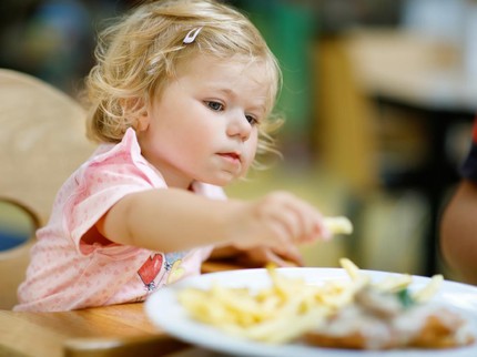 7 Kondisi Ini Tunjukkan Bayi belum Siap Melahap Makanan Padat