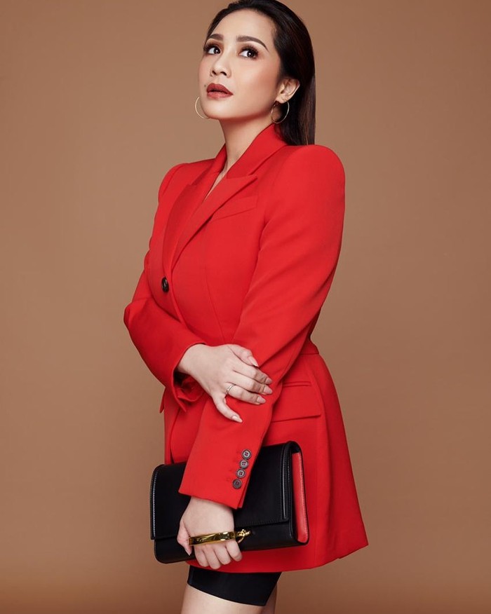 Nagita Slavina Mariana Tengker atau akrab disebut Nagita Slavina memiliki paras yang cantik dan menawan. Meskipun kaya raya, tapi Nagita Slavina tidak pernah bersikap sombong atau pamer barang-barang miliknya. Semua barang yang ia pakai akan langsung terlihat mahal, ya? (Foto Nagita Slavina/instagram.com/raffinagita1717)