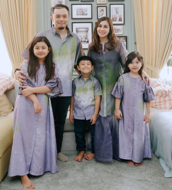 Nisya Ahmad adalah adik Raffi Ahmad yang lahir pada 17 Oktober 1990. Ia menikah dengan Andika Rosadi pada 31 Januari 2009 dan kini sudah dikaruniai 3 orang anak. (Foto keluarga artis Raffi Ahmad/instagram.com/nissyaa)
