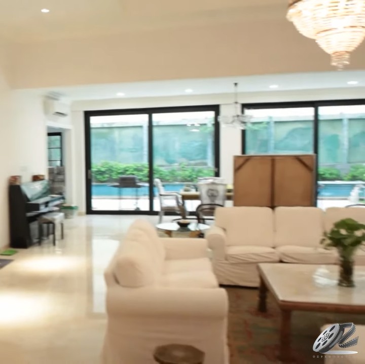 <p> Dari ruang pertama langsung nyambung ke ruang keluarga dan tempat makan bersama, Bunda. (Foto: YouTube: Oz Production)</p>