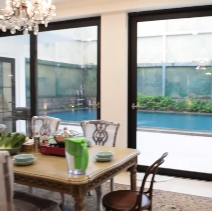 <p>Tak hanya itu, dari ruang makan tanpa sekat dapur juga bisa langsung lihat ke kolam renang, lho. (Foto: YouTube: Oz Production)</p>