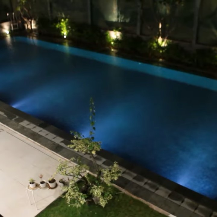 <p>Saat malam, kolam renang Olivia Zalianty terlihat lebih mewah seperti ini. Bagaimana menurut Bunda?(Foto: YouTube: Oz Production)</p>