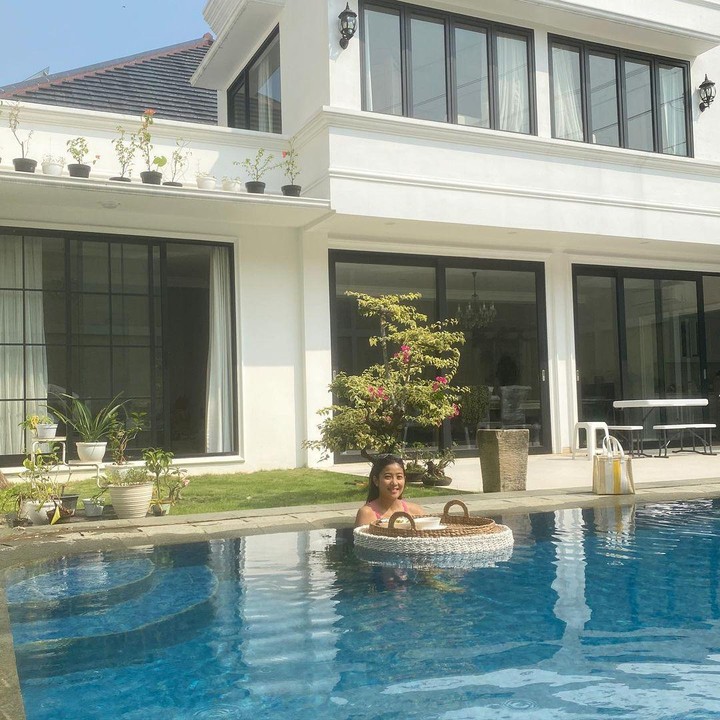 <p>Dilihat dari area kolam renang, rumah yang dibangun dua lantai ini tampak terlihat sangat mewah dan nyaman, ya, Bunda. (Foto: Instagram@oliviazallianty)</p>