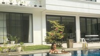 <p>Dilihat dari area kolam renang, rumah yang dibangun dua lantai ini tampak terlihat sangat mewah dan nyaman, ya, Bunda. (Foto: Instagram@oliviazallianty)</p>