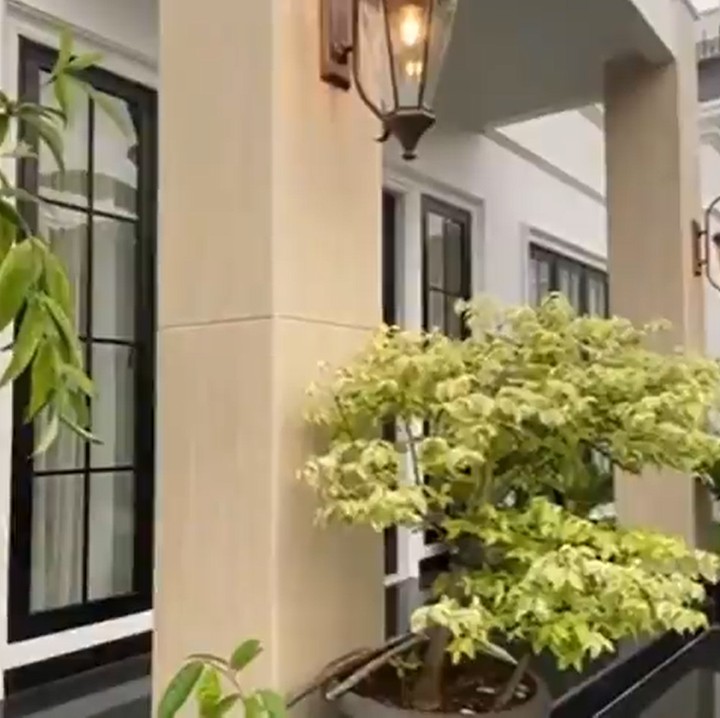 <p>Olivia Zalianty baru saja melangsungkan pernikahanya, Bunda. Dalam beberapa waktu yang lalu, rumah impiannya juga baru selesai dibangun, lho. (Foto: YouTube: Oz Production)</p>
