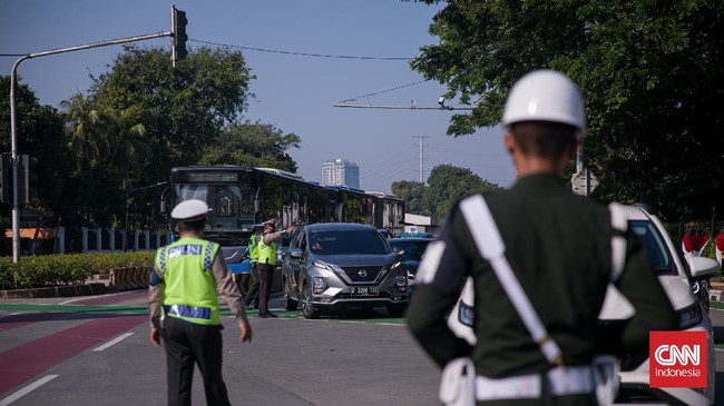 Epidemiolog Dicky Budiman meminta pemerintah memperpanjang PPKM berbasis level di Jawa dan Bali maupun di luar wilayah itu karena krisis Covid-19 belum usai.