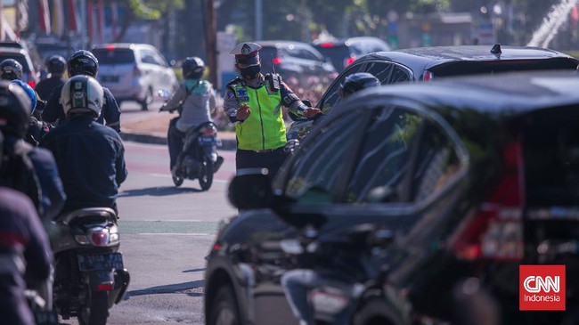 Anggota DPRD DKI dari F-PSI Viani Limardi mengaku tak cekcok dengan petugas soal ganji genap, hanya ngobrol sambil komplain kebijakan yang berubah-ubah.