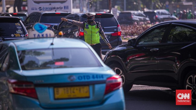 Sistem ganjil genap di tiga ruas jalan di DKI Jakarta masih tetap berlaku usai pemerintah memperpanjang PPKM level 3 di Jawa dan Bali. 