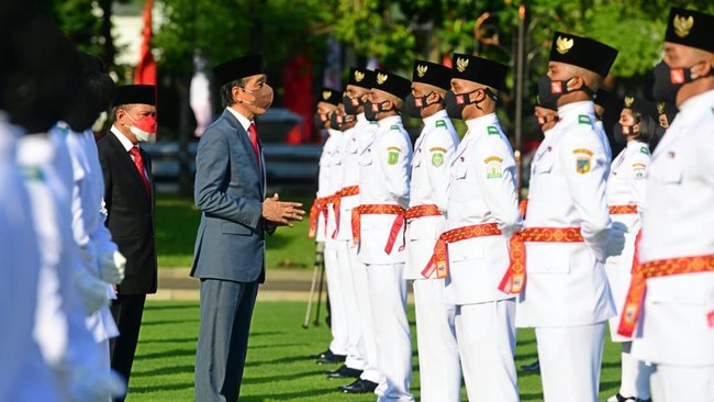 Presiden Jokowi mengukuhkan 68 anggota Paskibraka yang akan bertugas pada peringatan Hari Kemerdekaan ke-76 RI di Istana Negara, Selasa, 17 Agustus 2021.