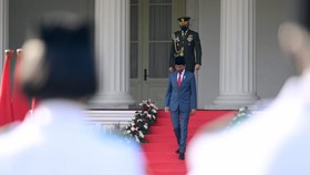 Jokowi Lantik 68 Paskibraka di Istana