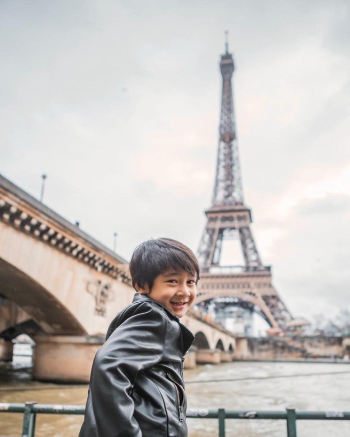 Rafathar Malik Ahmad adalah putra pertama dari Gigi dan Raffi. Meski usianya terbilang masih sangat muda, ia sudah menjajal dunia akting dan pernah jadi bintang iklan. (Foto keluarga artis Raffi Ahmad/instagram.com/amy_r_qanita)