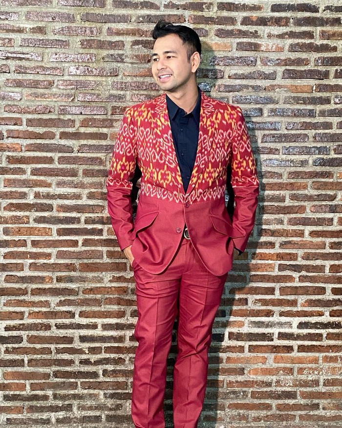 Raffi Ahmad merupakan seorang pembawa acara, aktor, produser, pengusaha dan juga penyanyi. Setelah menikah, rumah tangga Raffi Ahmad dan Nagita Slavina semakin bahagia karena dukungan keluarga besar mereka. (Foto Raffi Ahmad/instagram.com/merryraffiahmad)