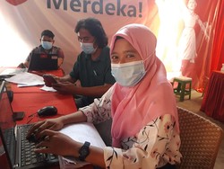 Suka Duka Relawan Vaksinasi Merdeka di Slum Area: Gerai Pengap Tapi Semangat