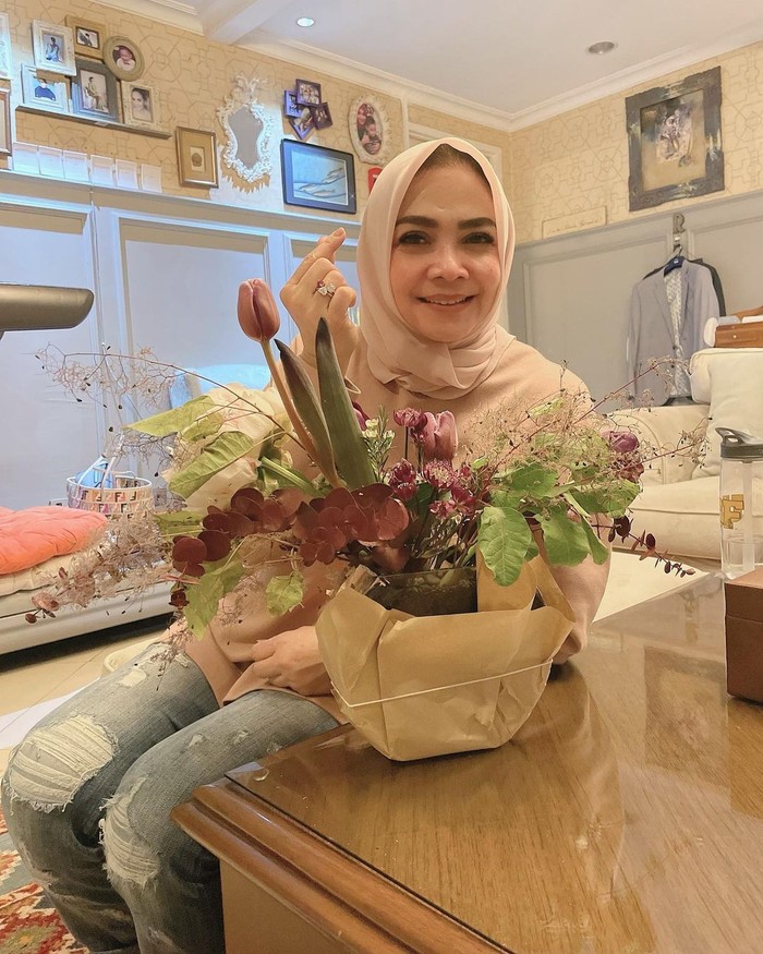 Rieta Amilia merupakan penyanyi dan artis terkenal di masanya. Rieta adalah mertua dari Raffi Ahmad dan Ibunda Nagita Slavina. Gigi adalah anak dari Rieta dengan Gideon Tengker. (Foto keluarga artis Raffi Ahmad/instagram.com/rieta_amilia)