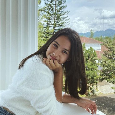 Jadi Muslim di Sekolah Kristen, Sandrinna Michelle Doa Depan Foto Yesus