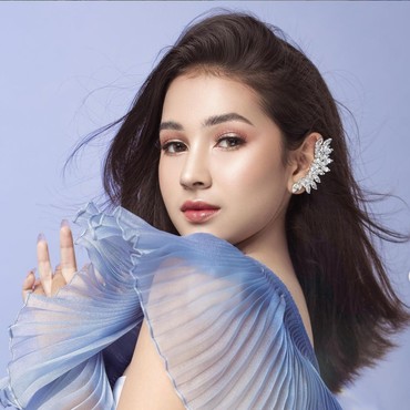 Jadi Muslim, Artis Cilik Sandrinna Michelle Berdoa di Depan Foto Yesus