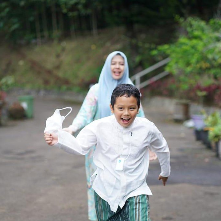 <p>Nur Asia Uno pun terbilang sering mengunggah potret Sulaiman di akun Instagramnya. Terlihat sangat lucu ya, Bunda, ketika Sulaiman yang sedang mengenakan sarung dikejar sang Bunda. (Foto: Instagram @nurasiauno)</p>
