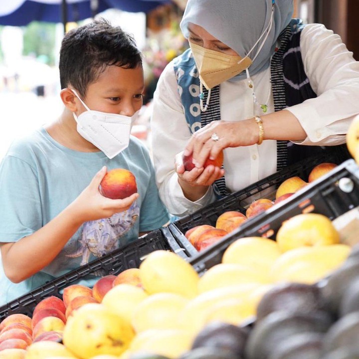 <p>Dilihat dari akun Instagram sang istri, anak bungsu Sandi dan Nur Asia Uno ini tampak amat lengket dengan ibundanya. (Foto: Instagram @nurasiauno)</p>