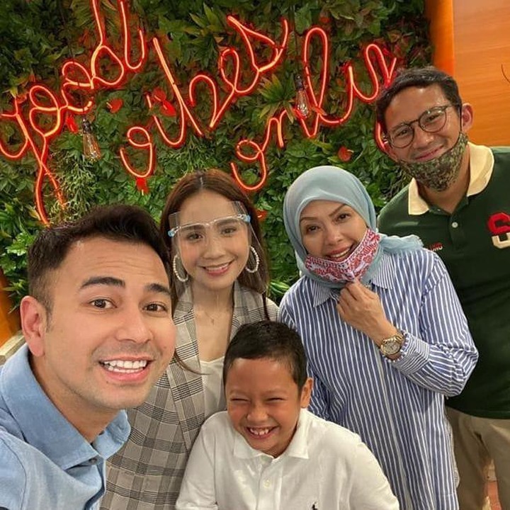 <p>Sulaiman terlihat sebagai anak yang aktif dan banyak tertawa, Bunda. Ia juga tampak mudah akrab saat bertemu orang baru, seperti potret bersama Raffi Ahmad dan Nagita Slavina beirkut. (Foto: Instagram @nurasiauno)</p>