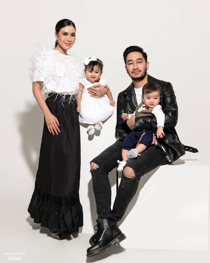 Syahnaz Sadiqah adalah adik Raffi Ahmad yang lahir pada 30 Oktober 1993. Ia menikah dengan Ritchie Ismail dan kini sudah dikaruniai 2 anak kembar yakni Zayn dan Zunaira. (Foto keluarga artis Raffi Ahmad/instagram.com/riomotret)