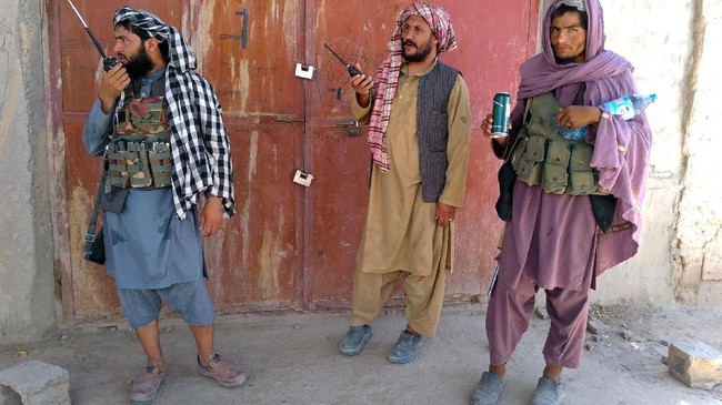 Gerilyawan Taliban merebut kota terbesar keempat di Afghanistan, Mazar-i-Sharif, dari tangan pasukan pemerintah.