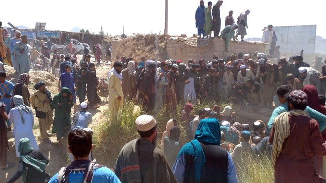 Menteri Dalam Negeri Afghanistan mengatakan akan ada peralihan kekuasaan ke pemerintah transisi, usai Taliban menahan pasukannya merangsek masuk ke Kabul.