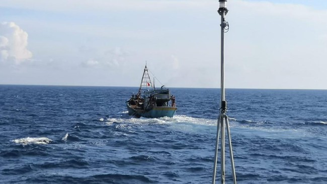 Badan Keamanan Laut (Bakamla) mengatakan kapal-kapal asing tidak terdeteksi radar, hanya terlihat jika dipantau lewat pandangan mata dari pesawat.
