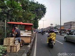 PKL di Trotoar Pasar Induk Kramat Jati Ditawari Pindah ke Pasar Rebo