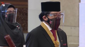 Jokowi Beri Anugerah Bintang Jasa Utama untuk Ishadi SK