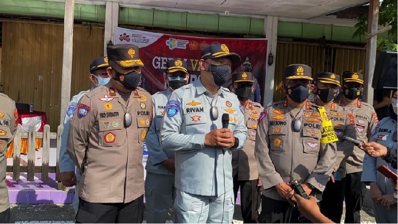 Polri bersama Jasa Raharja mengadakan vaksinasi massal di Terminal Entrop, Jayapura. Jasa Raharja juga bagikan bansos.