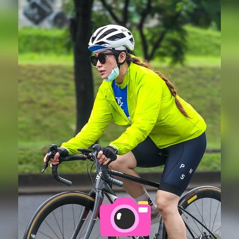 Alami Kecelakaan Sepeda, Intip Gaya Virnie Ismal Saat Gowes Artis Meksiko Lyn May memacari seorang berondong dan sedang hamil di umur 69 tahun. Yuk kita intip potret sang kekasih berondongnya!