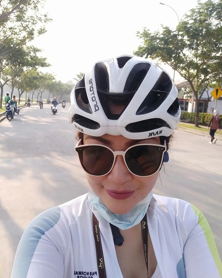 Alami Kecelakaan Sepeda, Intip Gaya Virnie Ismal Saat Gowes Artis Meksiko Lyn May memacari seorang berondong dan sedang hamil di umur 69 tahun. Yuk kita intip potret sang kekasih berondongnya!